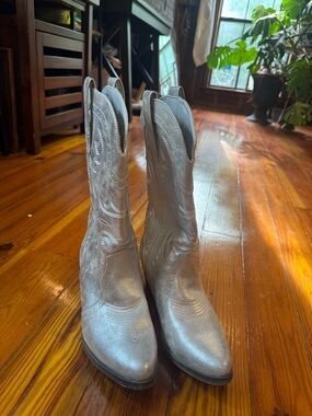 Silver Women’s Western Boots - Stylish Cowboy Boot